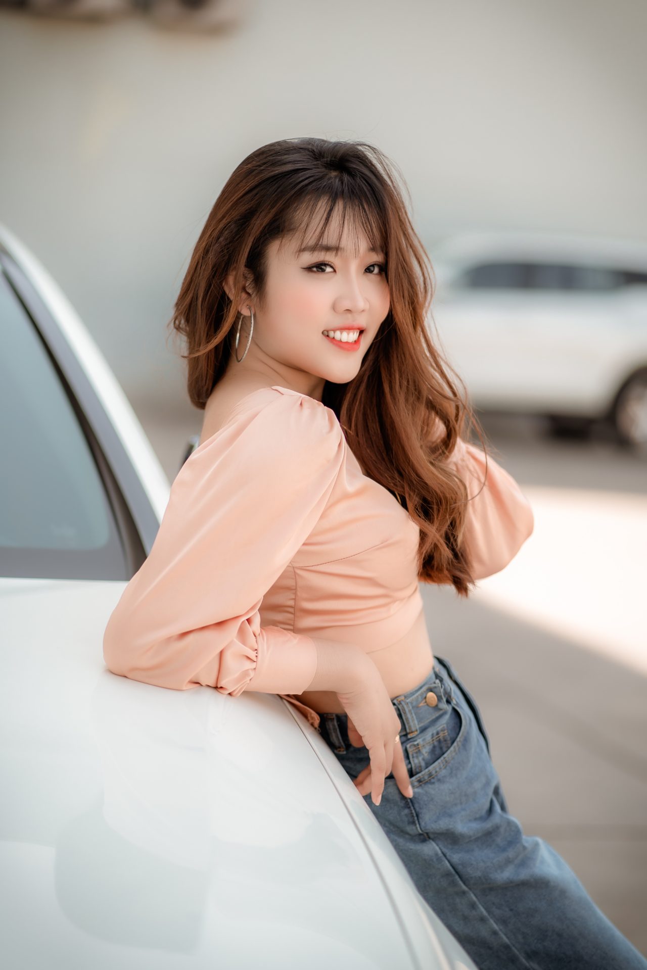 woman in pink long crop top and blue denim jeans leaning on 3716759 - お腹のたるみ原因はこの２つ！改善して服を綺麗に着こなす！