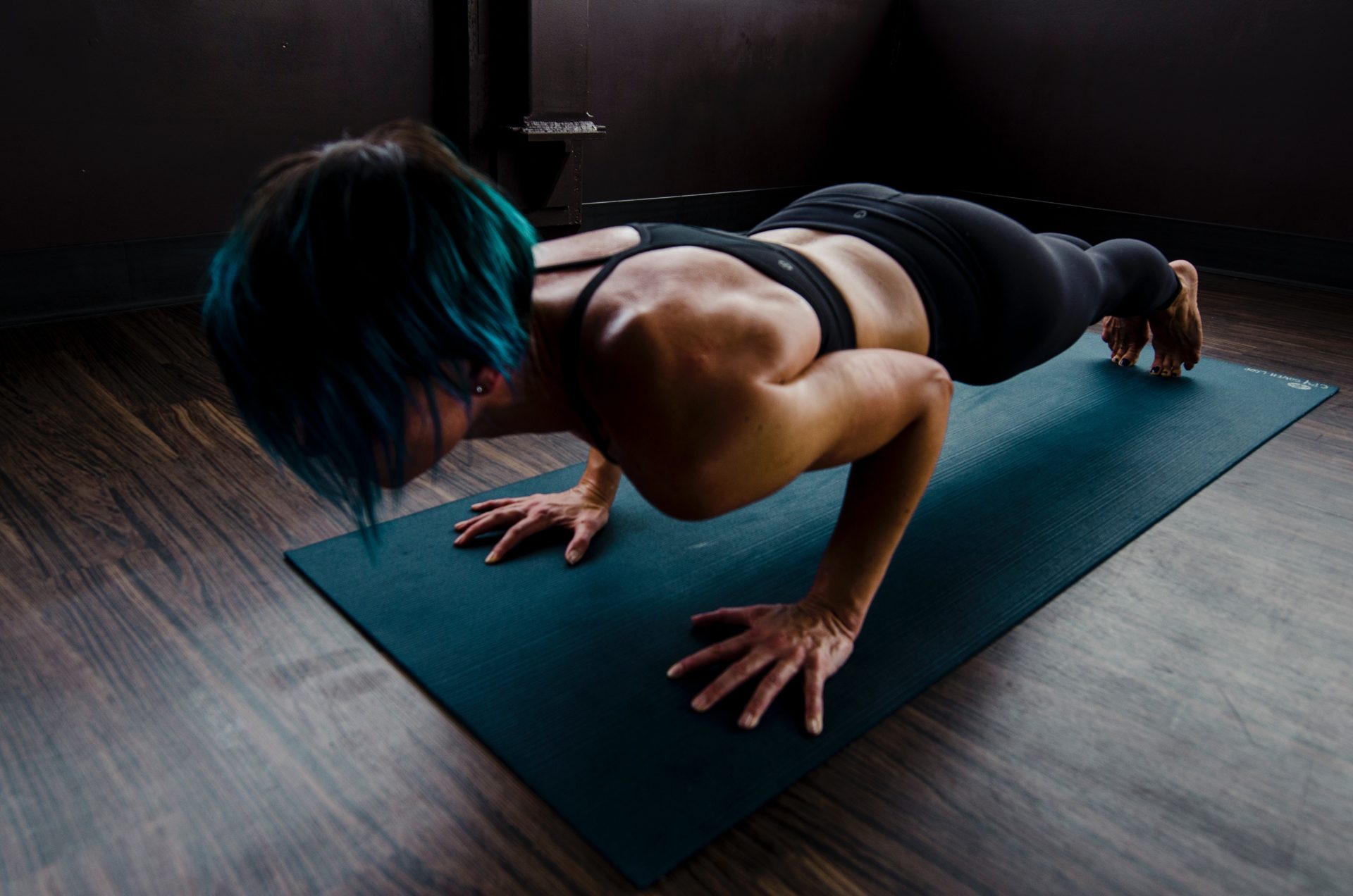 筋肉をつける場合のプロテインの取り方 woman doing push ups 2780762 - 筋肉をつける場合のプロテインの取り方
